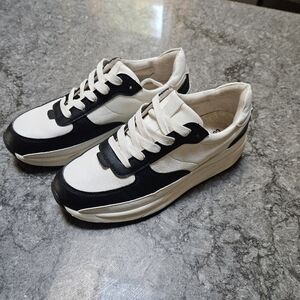 Cushionaire athletic shoes cream and black size 8.5